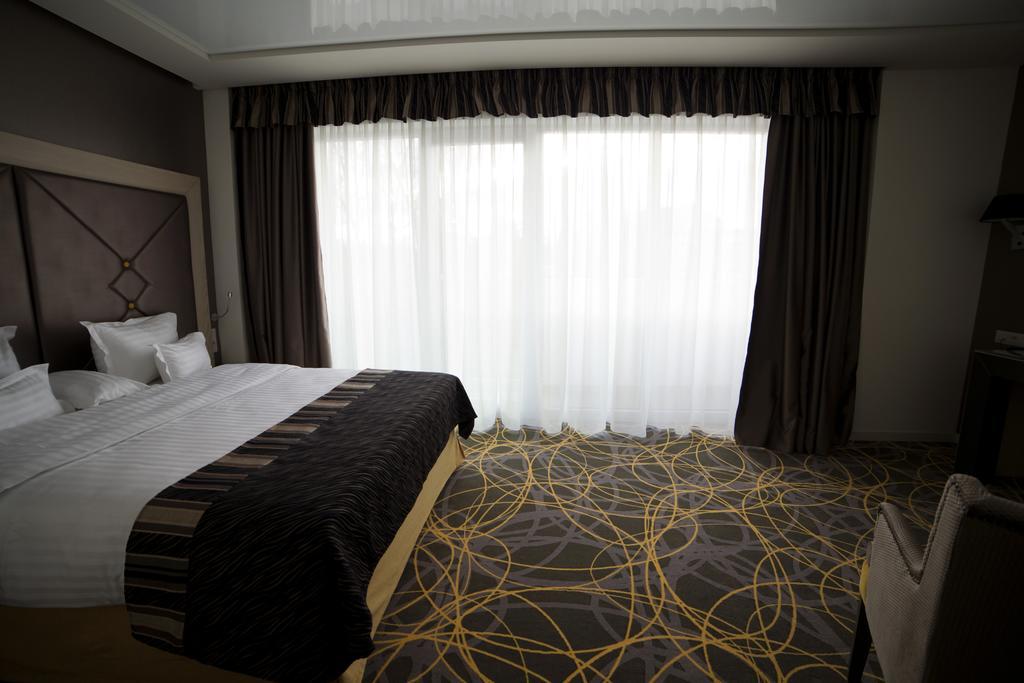 Exclusive Hotel & More Sibiu Bagian luar foto
