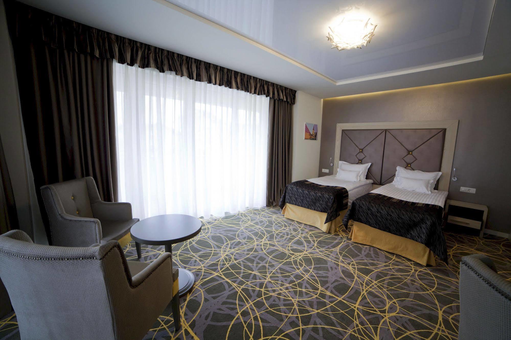 Exclusive Hotel & More Sibiu Bagian luar foto
