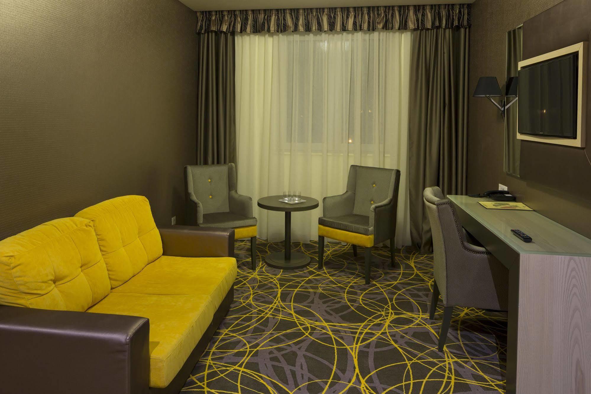 Exclusive Hotel & More Sibiu Bagian luar foto